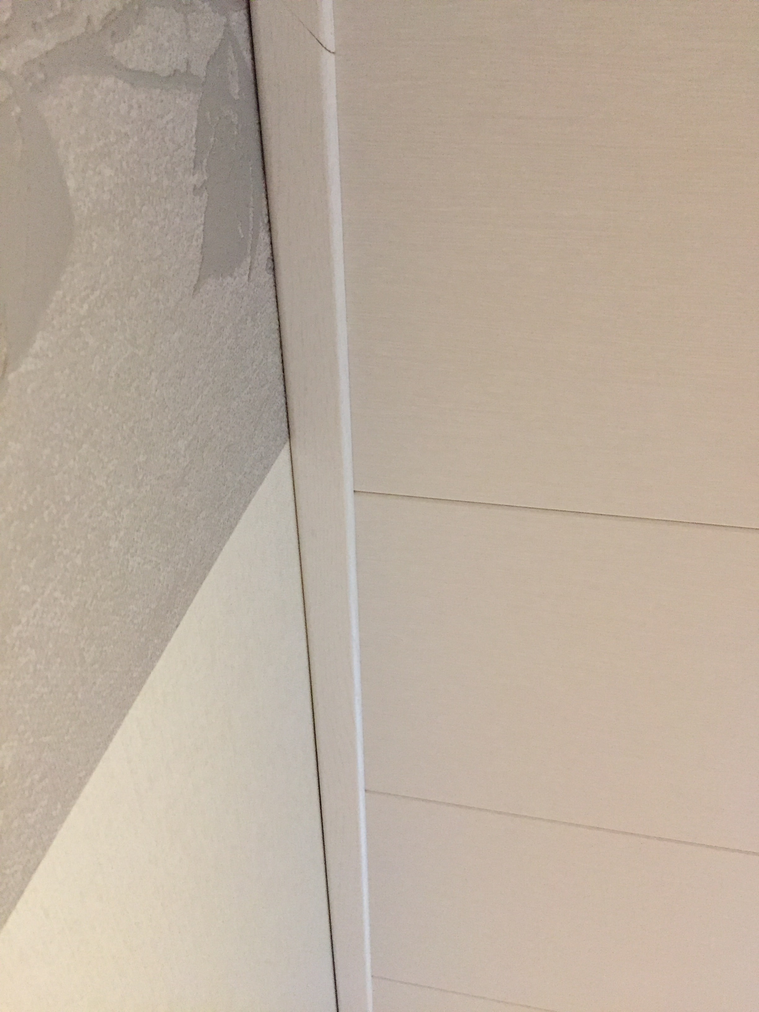 Paneldeckenabschluss mittels Randleiste, schmal