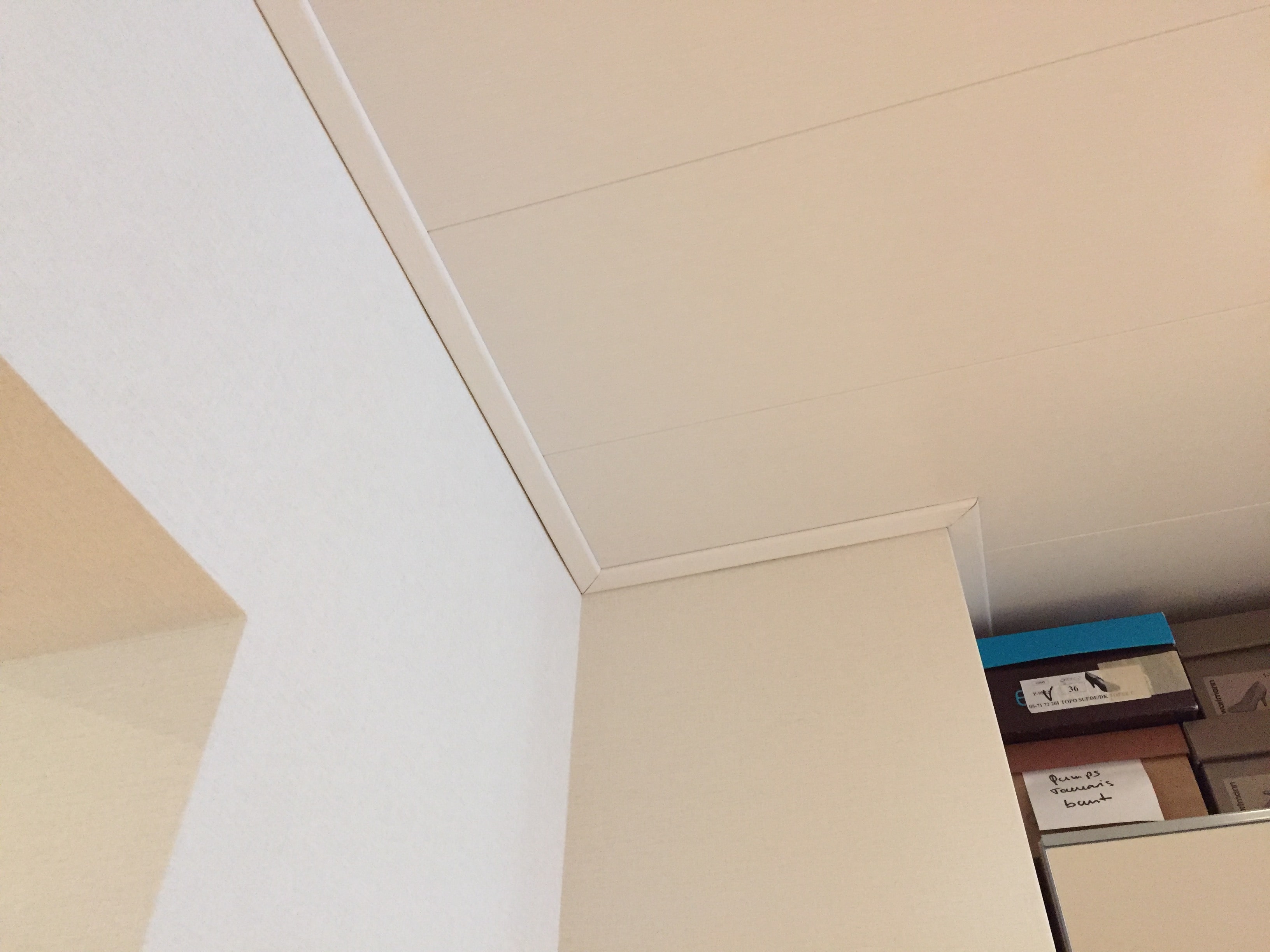 Paneldeckenabschluss mittels Randleiste, schmal