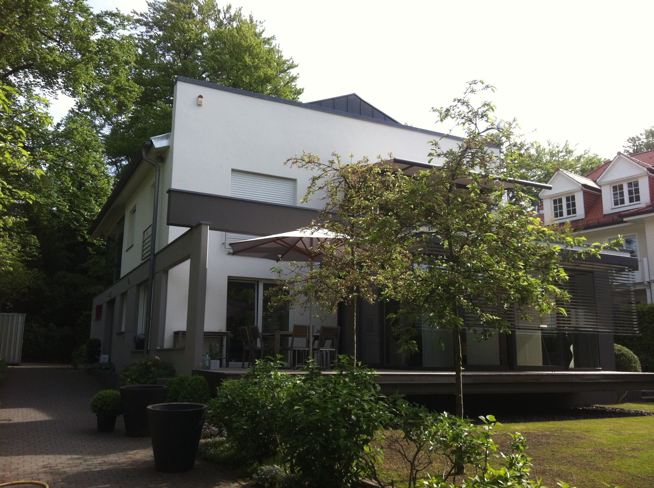 Fassade mit Gestaltungselementen aus Beton