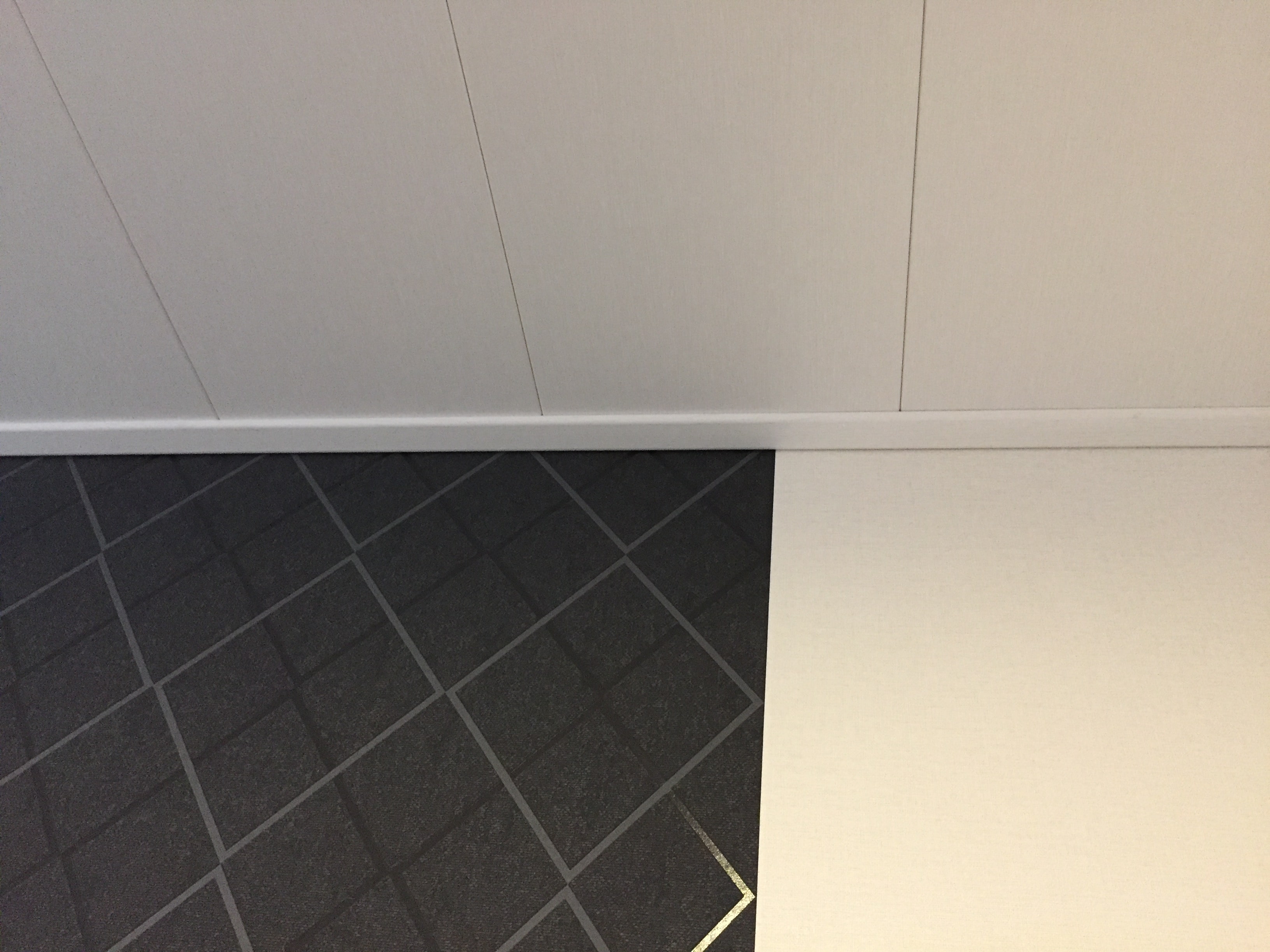 Mustertapete mit Deckenpanel