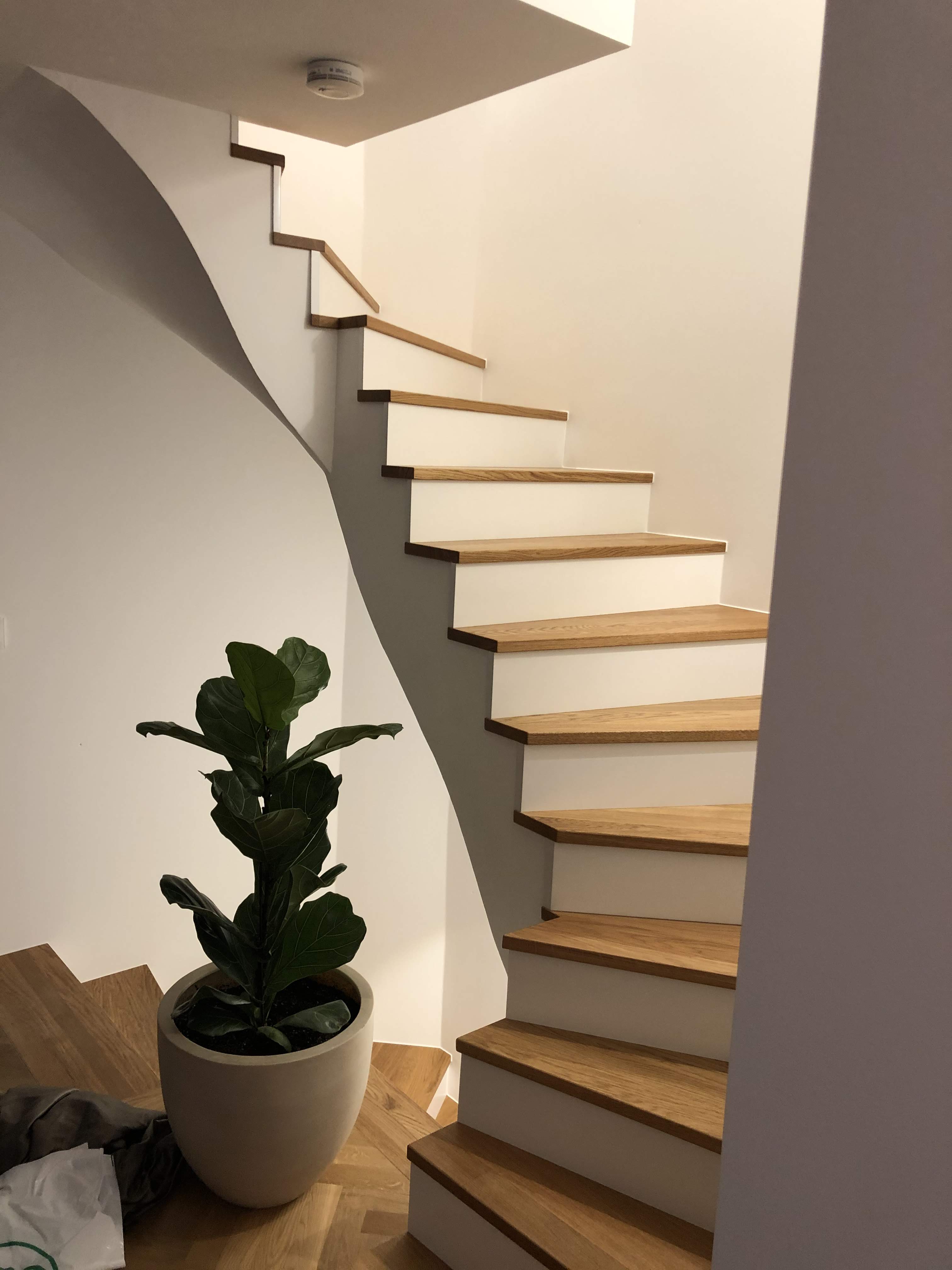 Glatt-Vlies in Weiß verbaut im Treppenhaus