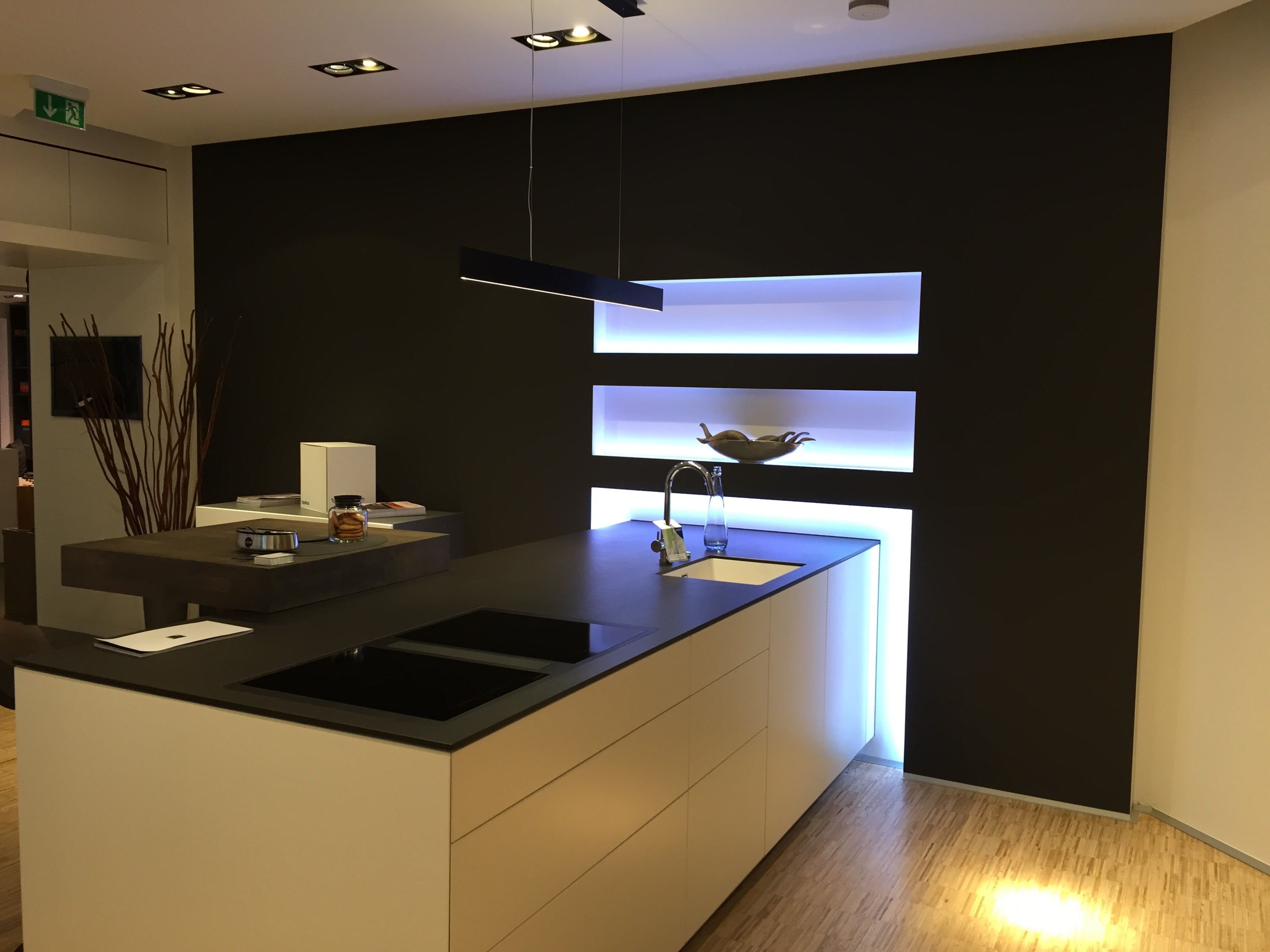 Trockenbauvorsatzwand mit beleuchteten Ablagen, Küchenstudio Musterküche