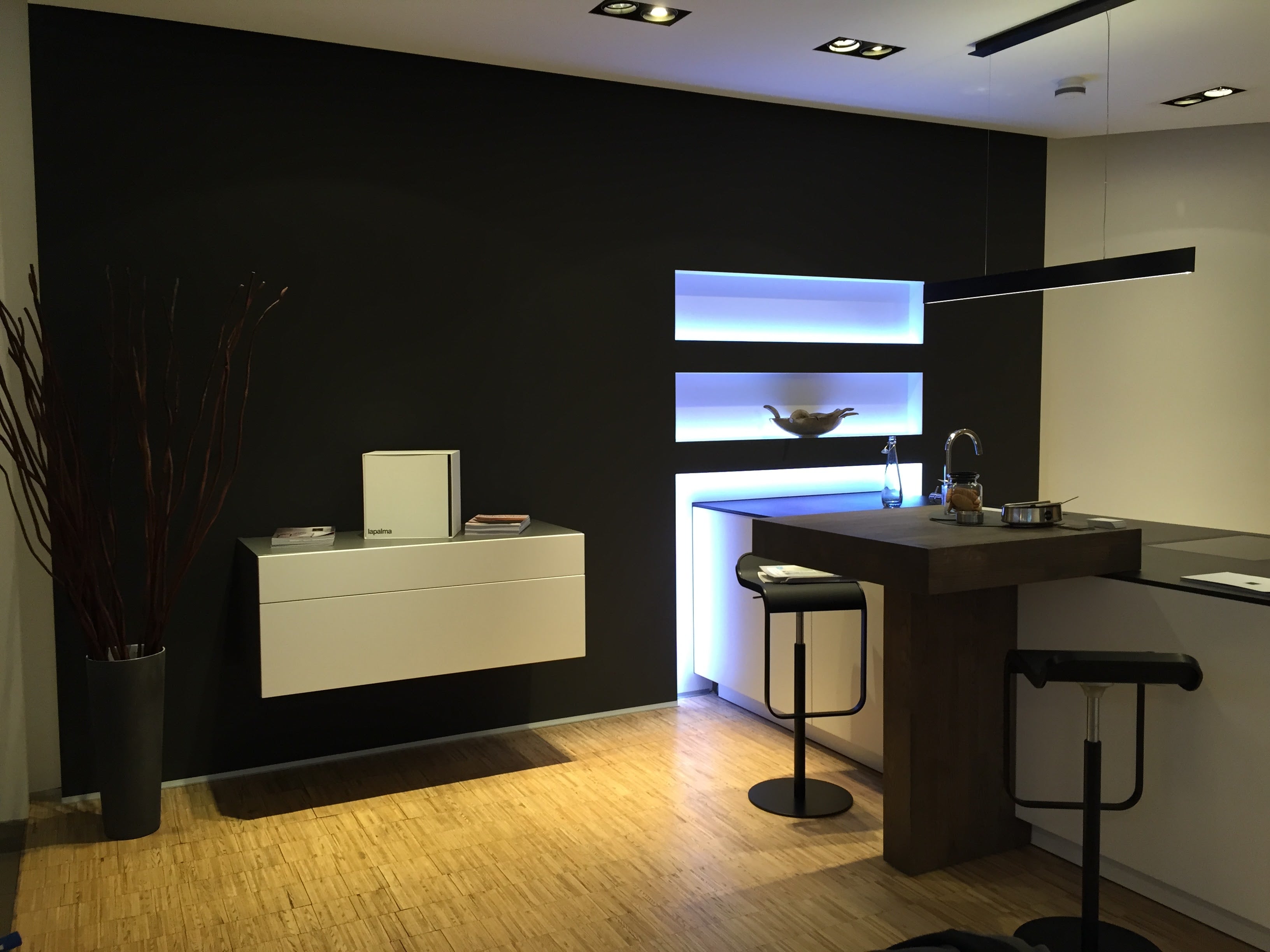 Trockenbauvorsatzwand mit beleuchteten Ablagen, Küchenstudio Musterküche